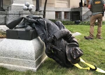 Derrubada de estátua confederada nos EUA segue o rastro de Charlottesville Derrubada de estátua confederada nos EUA segue o rastro de Charlottesville