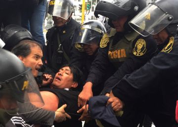 La huelga de maestros en Perú cumple dos meses y genera una crisis política La huelga de maestros en Perú cumple dos meses y genera una crisis política
