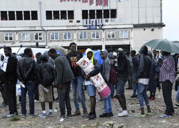 París vuelve a evacuar un campamento de migrantes en plena ciudad París vuelve a evacuar un campamento de migrantes en plena ciudad