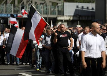 Cientos de neonazis desfilan en Berlín en honor a un lugarteniente de Hitler Cientos de neonazis desfilan en Berlín en honor a un lugarteniente de Hitler