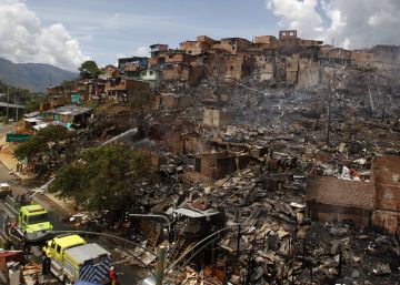 Un incendio deja sin techo a más de cien familias en Medellín Un incendio deja sin techo a más de cien familias en Medellín