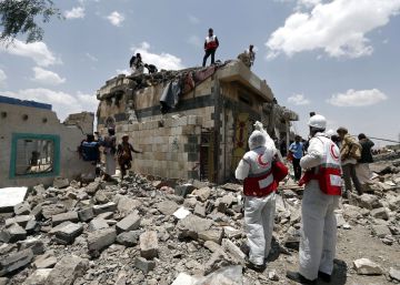Decenas de muertos en un bombardeo saudí que ha afectado a un hotel en Yemen Decenas de muertos en un bombardeo saudí que ha afectado a un hotel en Yemen