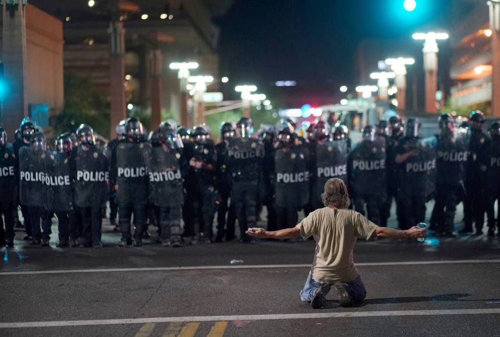 Un manifestante contra Trump, delante de la policía en Phoenix.