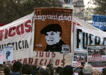 Represores condenados, pero aún policías: Argentina echa a 12 torturadores 40 años después