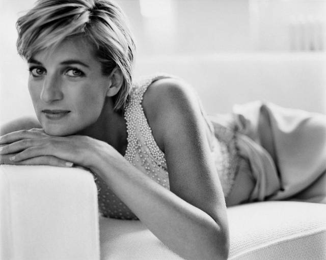 El icónico retraro de Lady Di por Mario Testino.