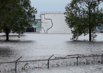Furacão Harvey causa explosões em indústria química do Texas