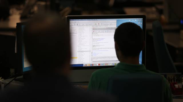Un trabajador envía un correo electrónico.