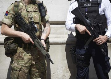 Detenidos cuatro militares británicos por pertenecer a una banda neonazi proscrita Detenidos cuatro militares británicos por pertenecer a una banda neonazi proscrita