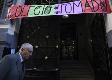 Los alumnos se encierran en sus colegios en Argentina contra una reforma educativa Los alumnos se encierran en sus colegios en Argentina contra una reforma educativa