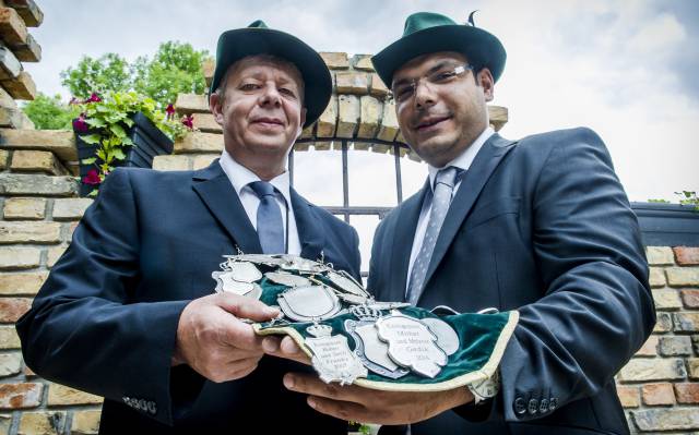 Mithat Gedik (derecha), el primer rey musulmán de una tradicional hermandad de tiro, junto a su sucesor.