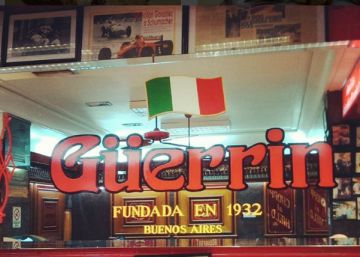Ladrones vestidos de policías asaltan una mítica pizzería de Buenos Aires Ladrones vestidos de policías asaltan una mítica pizzería de Buenos Aires