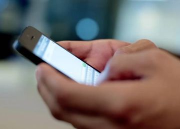 Espiar el celular de la pareja será delito federal en Argentina