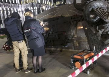 Rusia erige un monumento a Kaláshnikov y coloca por error un arma alemana