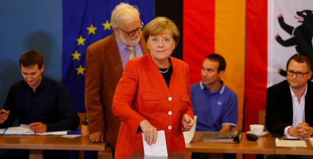 La canciller alemana, Angela Merkel, mientras deposita el voto en Berlin, Alemania.