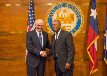 El presidente del BBVA compromete dos millones de dólares para los afectados del ‘Harvey’ El presidente del BBVA compromete dos millones de dólares para los afectados del ‘Harvey’