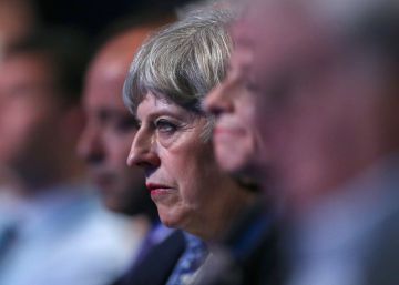 May lucha por su supervivencia en un duro congreso conservador