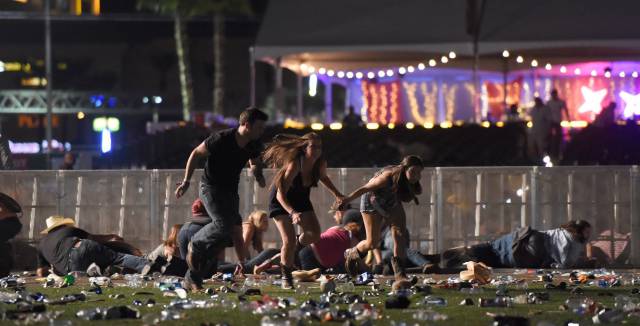 Asistentes al concierto en Las Vegas corren para ponerse a salvo al oírse los tiros.