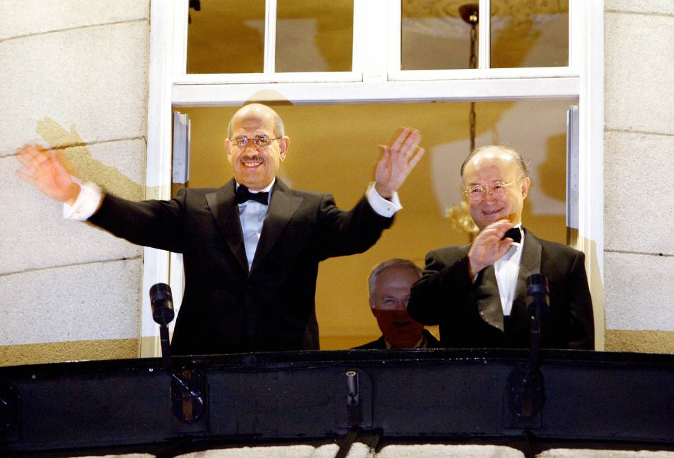 El director de la Agencia Internaional de la Energía Atómica, Mohamed El Baradei (izquierda) saluda desde su hotel tras conocer la concesión del Nobel, en 2005.