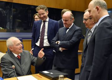 Berlín rechaza las reformas del euro que proponen Macron y Juncker