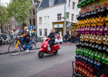 Ámsterdam frena las tiendas turísticas en el casco histórico