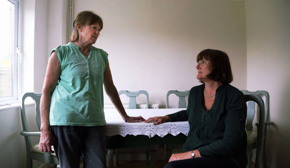 Christine Hughes (izquierda) fue la primera que se puso en contacto con Hiraeth Hope. En la foto con Jill Simpson, miembro de Croeso Arberth.