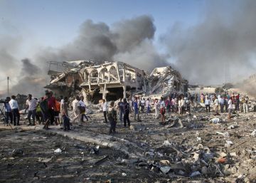 Al menos 20 muertos por un camión bomba en la capital somalí Al menos 20 muertos por un camión bomba en la capital somalí
