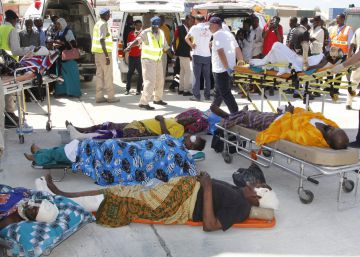 Somalia eleva a más de 300 los muertos por el atentado del sábado en la capital Somalia eleva a más de 300 los muertos por el atentado del sábado en la capital