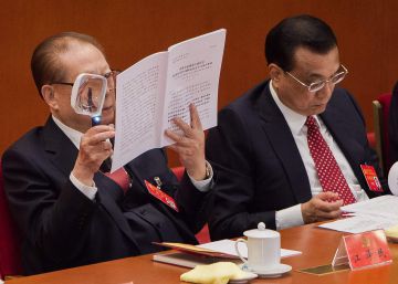 Lluvia, té y la lupa de Jiang Zemin: el discurso de Xi Jinping desde la banda