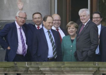 Enfraquecida, Merkel negocia uma coalizão com partidos muito diferentes
