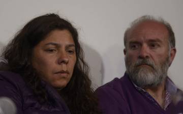 Andrera Antico y Sergio Maldonado, cuñada y hermano de Santiago, durante la rueda de prensa en Esquel.