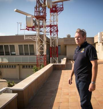 José Cristóbal Maraver en el Centro de Coordinación de Salvamento Marítimo de Tarifa (Cádiz). JUAN CARLOS TORO
