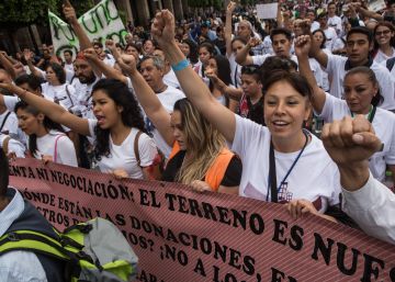 Las víctimas del 19-S marchan contra la corrupción inmobiliaria Las víctimas del 19-S marchan contra la corrupción inmobiliaria