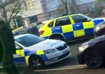 Detenido un hombre armado que había tomado dos rehenes en un bolera de Inglaterra