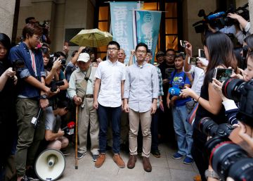 Hong Kong libera bajo fianza a Joshua Wong y a otro líder estudiantil