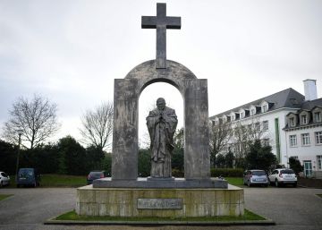 Por que a França ordenou a retirada de uma cruz sobre uma estátua do papa João Paulo II?
