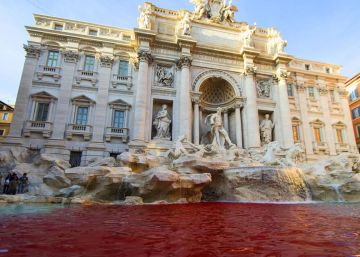 Un ultraderechista tiñe de rojo la Fontana de Trevi