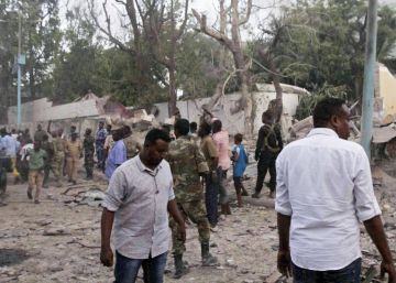 Una decena de muertos por dos coches bomba en la capital de Somalia