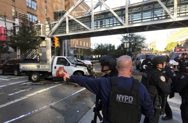 Agentes de la policía, en el lugar del incidente en Nueva York este martes.