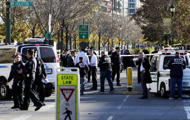 Miembros de la unidad de emergencias este martes en Manhattan.