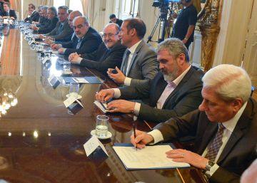 Macri vence el pulso de los gobernadores peronistas con la firma de un pacto fiscal sin precedentes