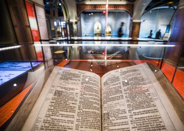 Un enorme y polémico museo sobre la Biblia abre sus puertas en Washington