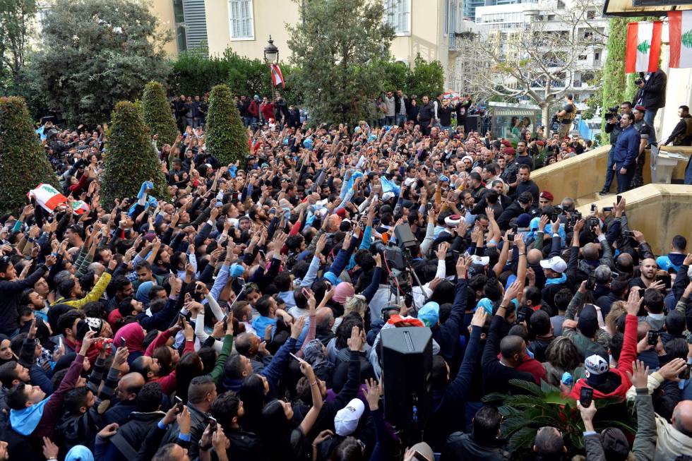 El primer ministro libanés, Saad Hariri se dirige a sus simpatizantes en Beirut este miércoles.