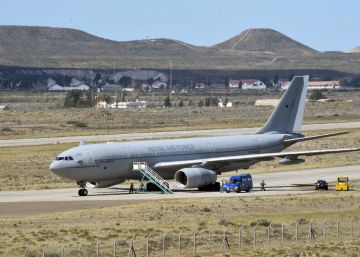 Un avión militar británico llega a Argentina para ayudar a rescatar el submarino desaparecido