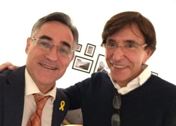 Un ex primer ministro belga pide a un eurodiputado catalán que no use un selfie de ambos con fines políticos