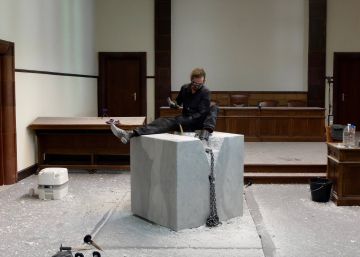 Artista belga é solto após 19 dias acorrentado a bloco de mármore
