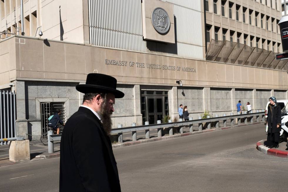 Un judío ultraortodoxo pasa por delante de la embajada de Estados Unidos en Tel Aviv, Israel, este lunes.