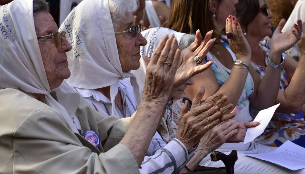 Um grupo de mães, na homenagem aos desaparecidos.