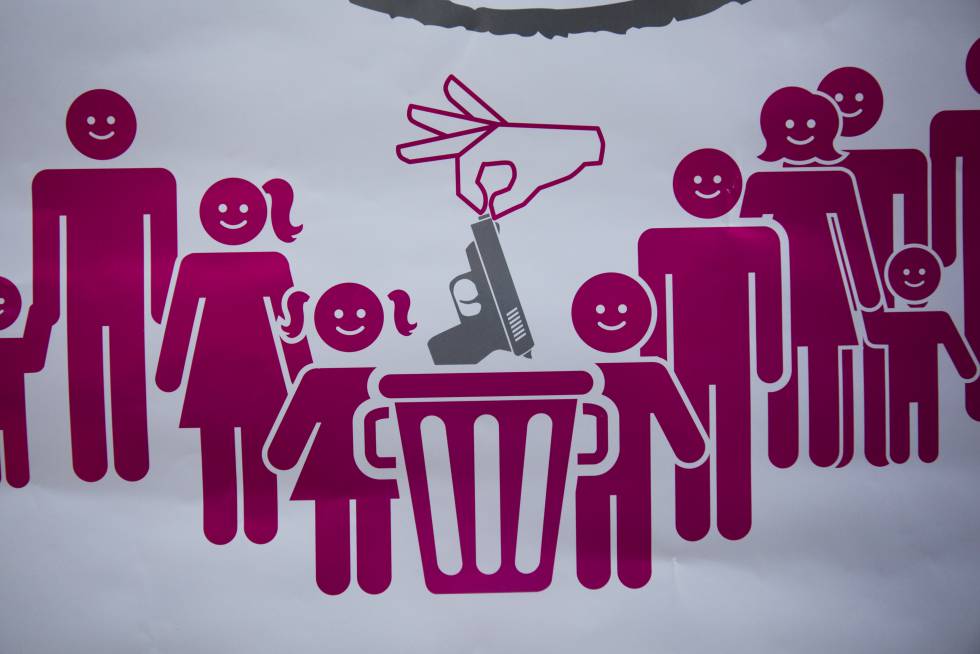 Un cartel de la campaña desarme voluntario.