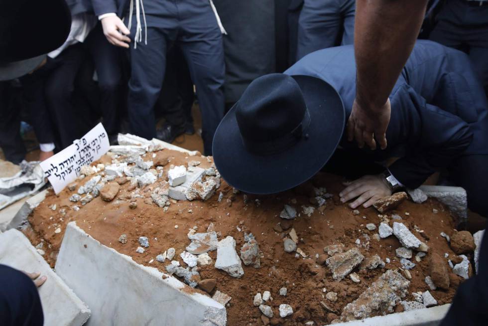 Un hombre besa la tumba de rabino y líder espiritual Shteinman este martes en Bnei Brak.
