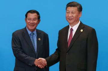 Hun Sen junto al presidente chino, Xi Jinping.